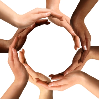 Manos multirraciales en círculo​​ 
