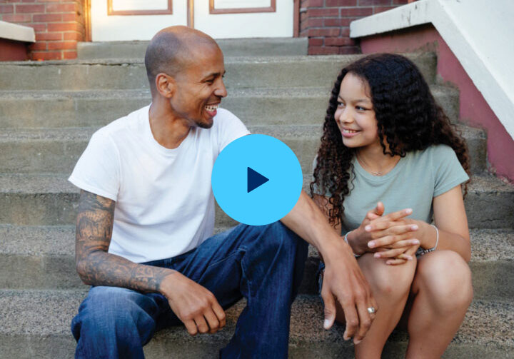 Imagen de padre e hija sentados en unas escaleras. Enlace a una serie de videos gratuitos y recursos impresos para padres y cuidadores, que ofrecen información práctica basada en evidencia, así como información sobre habilidades para abordar desafíos comunes.